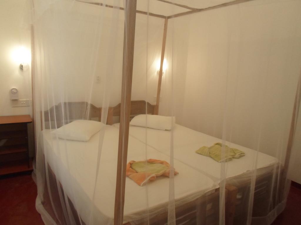 Surf & Sand Hotel Arugambay Arugam Bay Rum bild